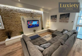 Gorgeous & Modern 2BR Apt - City Centre Nr Cliffs Pavillion by Luxiety Stays Serviced Accommodation